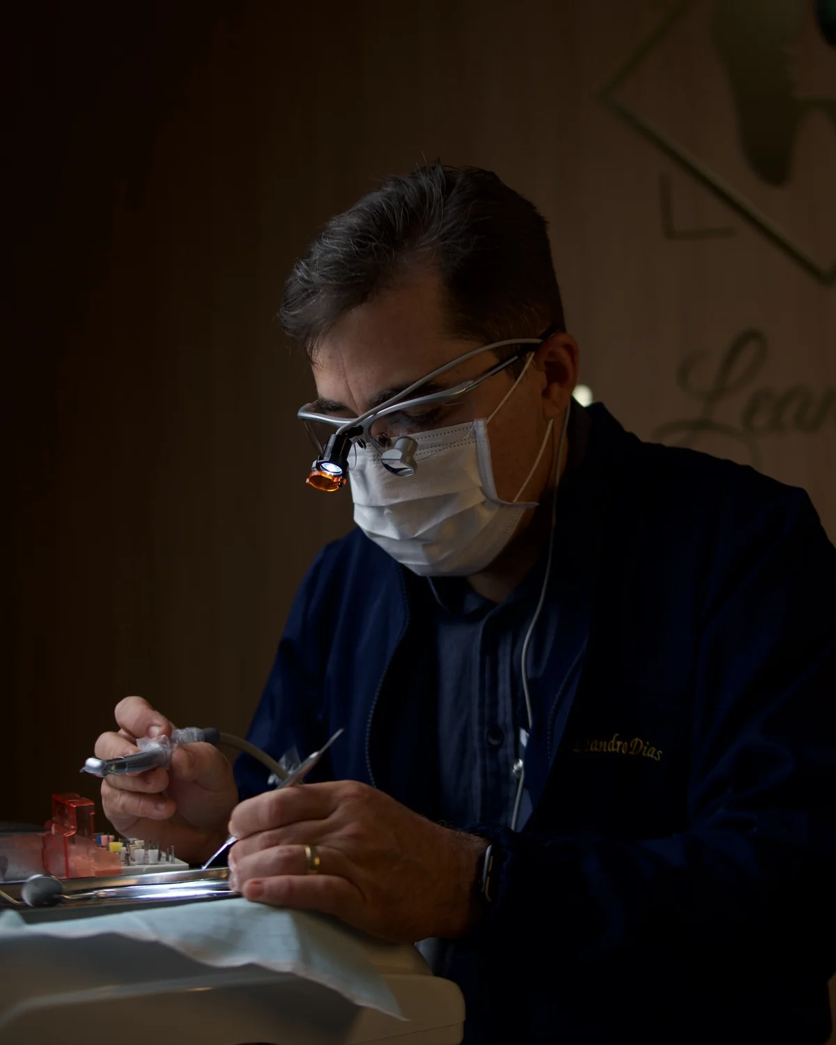 Dr. Leandro Dias trabalhando com lupas de aumento na clínica Oral Esthetic